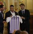 Ronaldo Fenômeno recebe camisa do Valladolid, clube do qual é dono  Foto: Twitter Oficial / Valladolid / Estadão