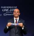 Ex-jogador argentino Esteban Cambiasso exibe nome do Real Madrid no sorteio do Mundial de Clubes da Fifa 04/09/2018 REUTERS/Arnd Wiegmann  Foto: Reuters
