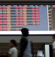 Pessoas passam por gráfico de flutuações do mercado na Bovespa, São Paulo
09/05/2016 
REUTERS/Paulo Whitaker  Foto: Reuters
