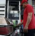 Carro é abastecido em San Antonio, na Venezuela
 4/9/2018   REUTERS/Carlos Eduardo Ramirez   Foto: Reuters