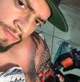 Marido de Preta Gil, Rodrigo Godoy, fazendo tatuagem com o rosto de sua mulher.  Foto: Instagram / @rodrigogodoy_ / Estadão Conteúdo