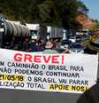 Caminhoneiros bloqueiam rodovia BR 116 com seus caminhões durante a greve em maio  Foto: Rodolfo Buhrer / Reuters