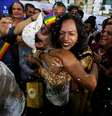 Indianos comemoram decisão judicial que derrubou a criminalização da homossexualidade  Foto: Francis Mascarenhas / Reuters