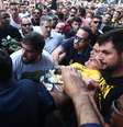 O candidato à Presidência da República pelo PSL, Jair Bolsonaro (de camiseta amarela), após ser esfaqueado durante ato de campanha em Juiz de Fora (MG), nesta quinta-feira, 06.   Foto: Fábio Motta / Estadão Conteúdo