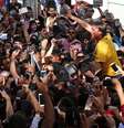 O candidato à Presidência da República pelo PSL, Jair Bolsonaro (de camiseta amarela), durante ato de campanha no Parque Halfeld, em frente à Câmara Municipal de Juiz de Fora (MG), nesta quinta-feira, 06. O presidenciável foi esfaqueado e levado para o hospital. O suspeito foi preso, segundo a Polícia Federal.  Foto: Fábio Motta / Estadão Conteúdo