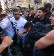 O homem (de jaqueta preta) suspeito de esfaquear o candidato à Presidência da República do PSL, Jair Bolsonaro, é imobilizado após o atentado, ocorrido durante a campanha de Bolsonaro em Juiz de Fora (MG)  Foto: FELIPE COURI/TRIBUNA DE MINAS / Estadão