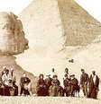 O imperador Dom Pedro 2º nas pirâmides do Egito, em 1871, cercado por moradores do país  Foto: Reprodução / BBC News Brasil