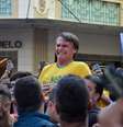 O candidato estava sendo carregado por apoiadores quando levou uma facada na barriga  Foto: AFP / BBC News Brasil