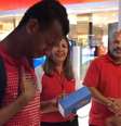 O sonho de Marcos Vinícius era comprar um celular – e ele o realizou após uma 'corrente do bem' de funcionários de loja.  Foto: Facebook/carlosbueninho / Estadão