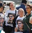Simpatizantes do candidato do PSL à Presidência, Jair Bolsonaro, tiram selfie em frente ao hospital Albert Einstein, onde o deputado está internado
07/09/2018
REUTERS/Nacho Doce  Foto: Reuters