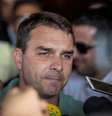  Flávio Bolsonaro concede entrevista ao chegar no Hospital Israelita Albert Einstein, na zona sul de São Paulo, para onde foi transferido seu pai, o candidato do PSL à Presidência da República, Jair Bolsonaro, na manhã desta sexta-feira, 7.  Foto: SUAMY BEYDOUN/AGIF / Estadão