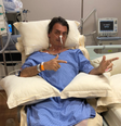 Bolsonaro simula arma com as mãos no hospital, em foto publicada por seu filho Flávio no Twitter  Foto: @FlavioBolsonaro/Twitter