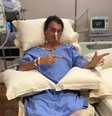 Bolsonaro simula arma com as mãos no hospital, em foto publicada por seu filho Flávio no Twitter  Foto: @FlavioBolsonaro/Twitter