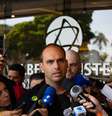 Eduardo Bolsonaro fala com jornalistas na porta do Hospital Albert Einstein  Foto: Flávio Corvello / Futura Press / Estadão