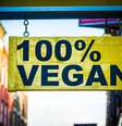 Um dos principais desafios dos adeptos do veganismo é descobrir se produtos alimentícios, como a maionese, tem elementos de origem animal  Foto: coldsnowstorm / Getty Images / BBC News Brasil