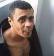 Apoiadores de Bolsonaro questionam como mesmo desempregado Adelio tinha quatro celulares, notebook e morava em pensão  Foto: EPA / BBC News Brasil