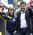 Beto Richa é candidato ao Senado pelo PSDB; na foto, é acompanhado por sua mulher, Fernanda Richa.  Foto: Rodolfo Buhrer/Foto Arena/Divulgação / Estadão Conteúdo