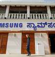 Homem passam em frente à loja recém inagurada da Samsung em Bengaluru, na Índia. 11/09/2018. REUTERS/Abhishek N. Chinnappa   Foto: Reuters