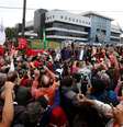 Workers Party Presidential candidate Fernando Haddad (C), gestures to his supporters in front of the Federal Police headquarters, where Brazilian former President Luiz Inacio Lula da Silva is imprisoned, in Curitiba, Brazil September 11, 2018.  REUTERS/Rodolfo Buhrer - RC12582F1160  Foto: Reuters