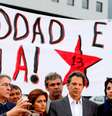 Haddad, com apoiadores e Manoela D´´Avila (D) em Curitiba 11/9/2018 REUTERS/Rodolfo Buhrer   Foto: Reuters