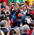 Haddad é cercado por simpatizantes em Curitiba
 11/9/2018   REUTERS/Rodolfo Buhrer   Foto: Reuters