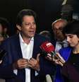 Fernando Haddad (PT), candidato a presidência da República, acompanhado de sua esposa, Ana Estela, de Manuela D`Avila(PSTU) candidata a vice-presidente em sua chapa e do Vereador Eduardo Suplicy (PT/SP), durante entrevista coletiva, realizada na Casa de Teatro Casa do Faroeste, onde realizou encontro com estudantes beneficiados com o Sistemas de Cotas e com o PROUNI, localizado na rua do Triunfo, centro de Sâo Paulo, na tarde desta quarta-feira, (12).  Foto: EDUARDO CARMIM/AGÊNCIA O DIA / Estadão