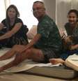 A cearense Maria Oliveira trouxe a família e dois cachorros para a sala dos anfitriões na Flórida  Foto: Arquivo pessoal / BBC News Brasil