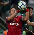 O goleiro Fábio, do Cruzeiro, disputa bola com o palmeirense Edu Dracena  Foto: Paulo Whitaker / Reuters