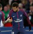 Daniel Alves afirmou que acredita que Neymar está mais 'consciente e experiente'  Foto: Catherine Ivill / Getty Images