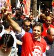 O candidato à presidência da República pelo PT, Fernando Haddad e a candidata à vice-presidente, Manuela D'Ávila (PCdoB), fazem campanha, na manhã desta quinta-feira (13), na rua Antônio Agú, em Osasco na Grande São Paulo.  Foto:  ALOISIO MAURICIO/FOTOARENA / Estadão