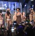 Rihanna entre as modelos no desfile de sua coleção de lingerie   Foto: Ilya S. Savenok / Getty Images