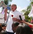 O candidato do PDT à presidência da República, Ciro Gomes faz panfletagem no Parque do Ibirapuera, em São Paulo (SP), neste domingo (16).   Foto: RENATO S. CERQUEIRA/ FUTURA PRESS / Estadão Conteúdo