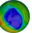 Camada de ozônio sobre o Polo Sul no dia 12 de setembro: em roxo e azul estão as áreas que têm menos ozônio, enquanto em amarelo e vermelho, as que têm mais  Foto: NASA / BBC News Brasil