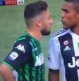 Douglas Costa cospe no rosto do adversário  Foto: Reprodução/ Twitter / Estadão Conteúdo