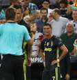 Árbitro expulsa Cristiano Ronaldo em jogo contra o Valência  Foto: Sergio Perez / Reuters