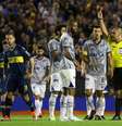 Atribuir ao acaso o erro da arbitragem que ‘operou’ o Cruzeiro no jogo dessa quarta (19) pela Libertadores, na qual foi derrotado por 2 a 0 pelo Boca Juniors, na Argentina, pode beirar a ingenuidade  Foto: Agustin Marcarian / Reuters