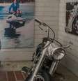 Turista tira foto no jet-ski de Pablo Escobar no museu dedicado ao narcotraficante em Medellín  Foto: DW / Deutsche Welle