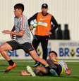 Matheus Vital conduz bola em treino do Corinthians  Foto: Fernando Dantas / Gazeta Press
