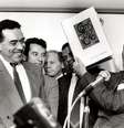 Ulysses Guimarães mostra a Constituição brasileira, promulgada em 1988  Foto: Arquivo  / Agência Brasil