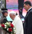 Papa Francisco no Monumento da Liberdade, em Riga, capital da Letônia  Foto: ANSA / Ansa - Brasil