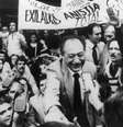 O político Miguel Arraes, em 1979, quando voltou do exílio durante a Ditadura Militar  Foto: Arquivo / Estadão