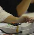 Eleitor registra biometria em Niterói, na eleição municipal de 2016; 3,3 milhões de títulos foram cancelados por falta cadastramento biométrico  Foto: Tânia Rêgo/Agência Brasil / BBC News Brasil