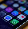 Ícones do WhatsApp e do aplicativo de mensagens do Facebook em tela de smartphone. 27/03/2017. REUTERS/Phil Noble.  Foto: Phil Noble / Reuters