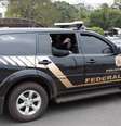 Carro da Polícia Federal leva agentes em operação  Foto: Cassiano Rosário / Futura Press