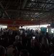 Nas redes sociais, passageiros publicaram fotos e vídeos da escuridão na Estação Carrão e reclamaram da superlotação do local  Foto: Arthur Ganzerli (@arthur_ganzerli)/Twitter / Estadão