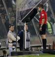 Árbitro consulta o VAR em partida da Copa Libertadores 20/09/2018  REUTERS/Ivan Alvarado  Foto: Reuters