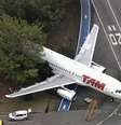 Um avião modelo A320 da Latam colidiu contra uma árvore ao ser rebocado no Aeroporto de Congonhas; a aeronave não estava tripulada e o incidente não deixou feridos  Foto: Band/Reprodução / Estadão