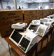 Urnas eletrônicas em preparação para serem usadas  Foto: Rodolfo Buhrer / Reuters