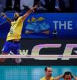 Wallace põe a bola em jogo entre Brasil e Sérvia  Foto: Massimo Pinca / Reuters