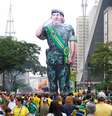 Apoiadores de Jair Bolsonaro levaram símbolos militares para a Avenida Paulista  Foto: Kevin David/A7 Press / via Estadão Conteúdo